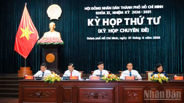 Các đồng chí chủ trì kỳ họp. (Ảnh: THẾ ANH)