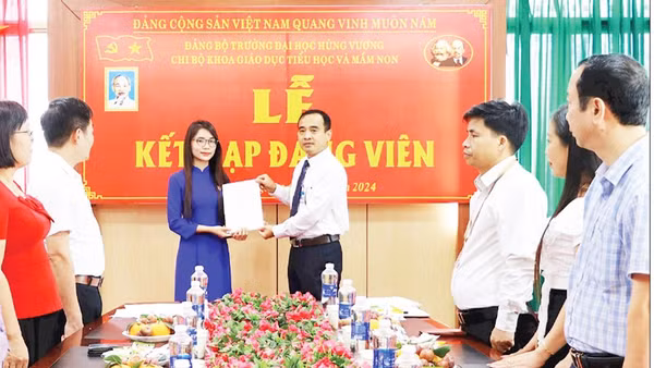 Trao Quyết định kết nạp đảng viên tại Chi bộ Khoa Giáo dục Tiểu học và Mầm non, Trường đại học Hùng Vương. (Ảnh nhà trường cung cấp)