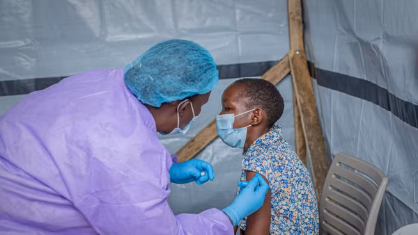 Một tình nguyện viên tham gia thử nghiệm lâm sàng nhận liều vaccine chống lại virus Ebola chủng Bundibugyo trong đợt thử nghiệm lâm sàng Tumaini ở Bunia, miền đông CHDC Congo. (Ảnh: Tân Hoa xã)
