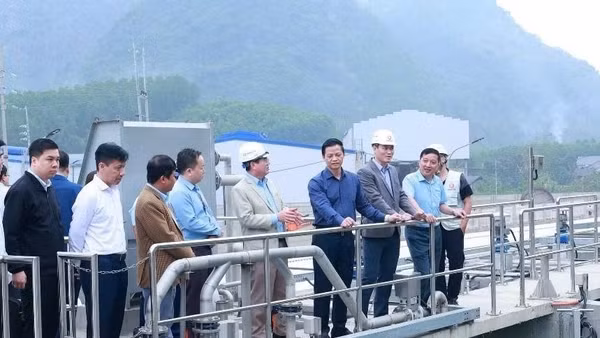 Lãnh đạo tỉnh Thái Nguyên kiểm tra tình hình phát triển khu, cụm công nghiệp tại phía bắc tỉnh. (Ảnh: THÀNH CHUNG)