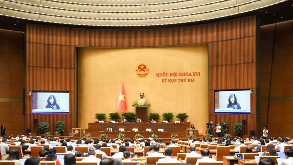 Phiên họp Quốc hội tại hội trường nghe trình bày Tờ trình, Báo cáo thẩm tra về các dự án Luật. (Ảnh: ĐĂNG ANH)