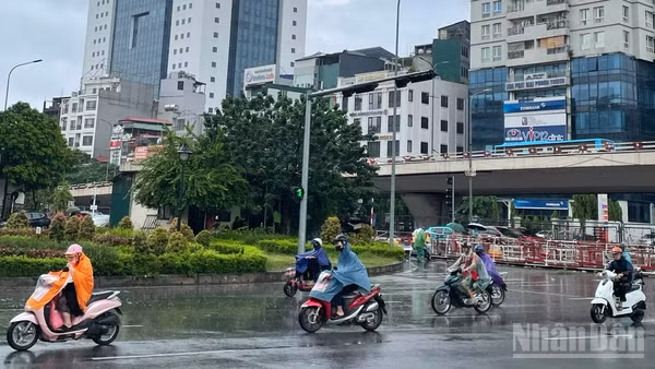 Dự báo khu vực Hà Nội chiều tối và đêm có mưa rào. (Ảnh minh họa: Đ.T)