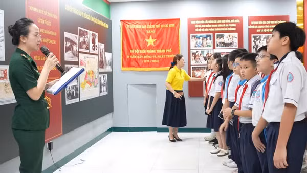 Học sinh tham quan nhà truyền thống Bộ đội Biên phòng Thành phố Hồ Chí Minh. (Ảnh: QUANG TIẾN)