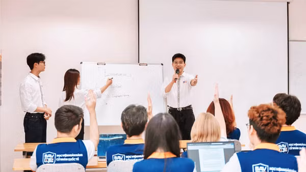 Sinh viên Học viện Ngân hàng trao đổi, thảo luận trong giờ học. (Ảnh: HVNH)