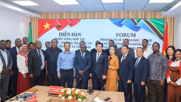 Phó Chủ tịch Quốc hội Nguyễn Hồng Diên và các đại biểu tham dự Diễn đàn. (Ảnh: Sứ quán Việt Nam tại Tanzania cung cấp)