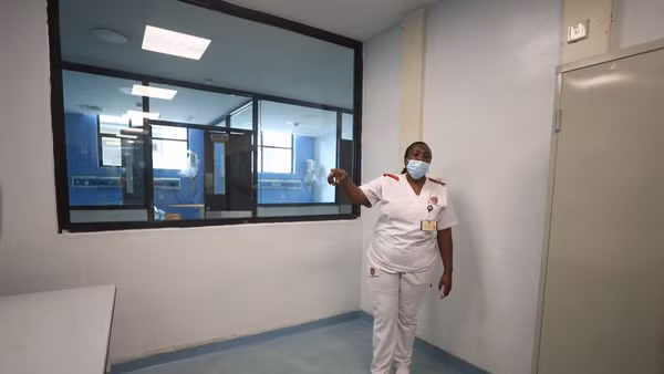 Một nhân viên y tế giới thiệu khu cách ly dành cho bệnh nhân Ebola tại Bệnh viện Nairobi ở Nairobi, Kenya. (Ảnh: Tân Hoa xã)