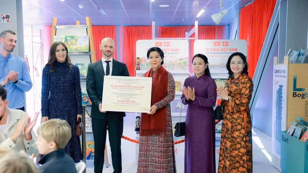 Bà Ngô Phương Ly, Phu nhân Tổng Bí thư, Chủ tịch nước trao tượng trưng “Tủ sách Việt Nam” tặng thư viện BIBLIOTEKET Rentemestervej. (Ảnh: TTXVN)
