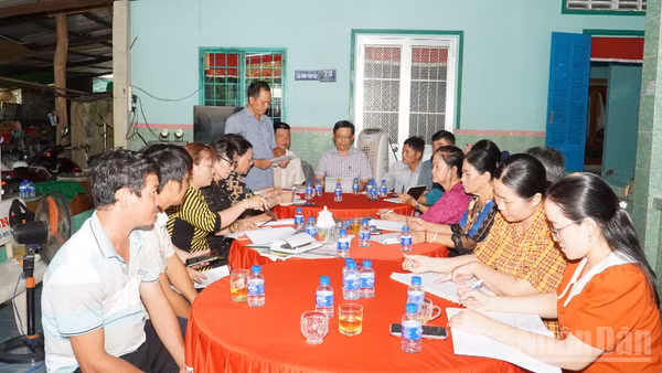 Quang cảnh buổi sinh hoạt chi bộ định kỳ tháng 9/2026 tại Ấp 1, xã Vĩnh Tường. (Ảnh: VĂN ÚT)
