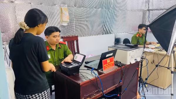 Cán bộ, chiến sĩ Công an phường Long Bình làm việc liên tục để phục vụ người dân.