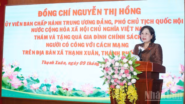 Phó Chủ tịch Quốc hội Nguyễn Thị Hồng phát biểu tại lễ trao quà. 