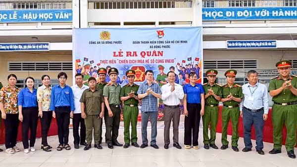 Lễ ra quân “Chiến dịch mùa hè số cùng VNeID” tại các xã, phường, thành phố Cần Thơ. (Ảnh: Công an cung cấp)