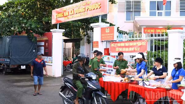 Mô hình “Suất ăn nghĩa tình-Ấm lòng dân” được Công an xã Đông Phước triển khai ngay trước trụ sở đơn vị. (Ảnh: THẾ PHONG)