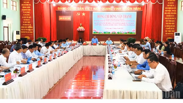 Quang cảnh buổi làm việc. (Ảnh: VĂN ÚT)
