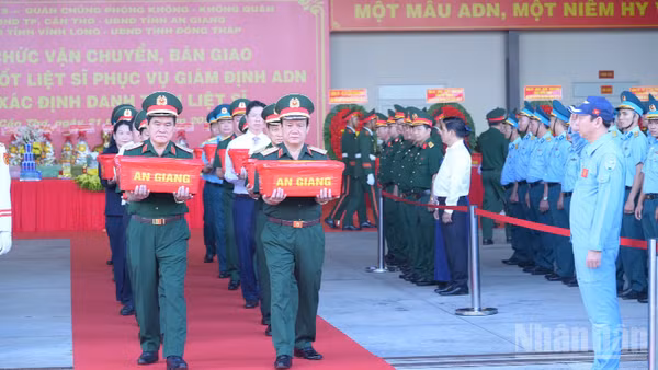 Thủ trưởng Bộ Tư lệnh Quân khu 9 bàn giao mẫu hài cốt liệt sĩ phục vụ giám định ADN. (Ảnh: HỮU TÀI) 