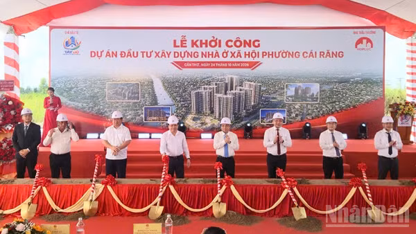 Đồng chí Đồng Văn Thanh (thứ 4 từ phải qua), Ủy viên Trung ương Đảng, Phó Bí thư Thường Trực, Chủ tịch Hội đồng nhân dân thành phố Cần Thơ cùng thực hiện nghi thức khởi công dự án.