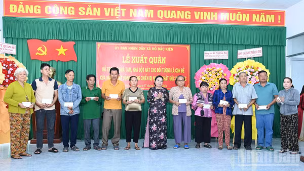 Đồng chí Hồ Thị Cẩm Đào, Phó Bí thư Thành ủy, Chủ tịch Ủy ban Mặt trận Tổ quốc Việt Nam thành phố Cần Thơ tham gia lễ xuất quân và tặng quà cho các gia đình. (Ảnh: VĂN ÚT) 