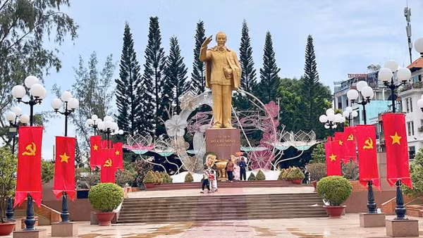 Rực rỡ cờ hoa trong những ngày tháng Tám tại khu vực tượng đài Bác Hồ ở bến Ninh Kiều, thành phố Cần Thơ. (Ảnh: VĂN ÚT)