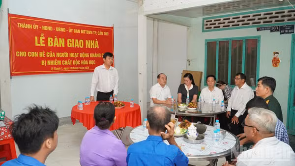 Đại diện chính quyền địa phương bàn giao căn nhà của em Phạm Thị Út Hương, con đẻ của người hoạt động kháng chiến bị nhiễm chất độc hóa học ở Ấp 1, xã Vị Thanh 1, ngày 18/9. (Ảnh: VĂN ÚT)