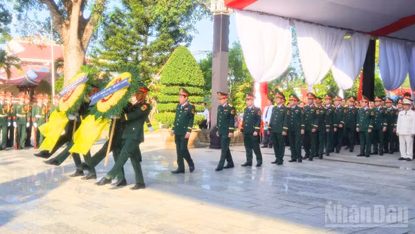 Quang cảnh Lễ truy điệu. (Ảnh: VĂN ÚT)