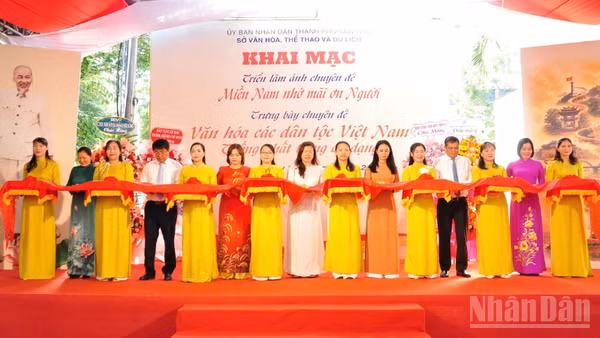 Các đại biểu thực hiện nghi thức khai mạc triển lãm. (Ảnh: VĂN ÚT)