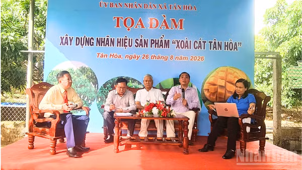 Các diễn giả tham gia buổi ọa đàm. (Ảnh: VĂN ÚT)