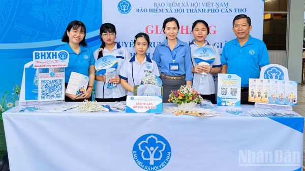 Gian hàng tuyên truyền, giải đáp, tư vấn chính sách bảo hiểm xã hội, bảo hiểm y tế học sinh, sinh viên. (Ảnh: VĂN ÚT)