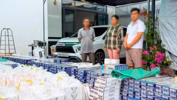Đối tượng và tang vật vi phạm. (Ảnh: VĂN ÚT)