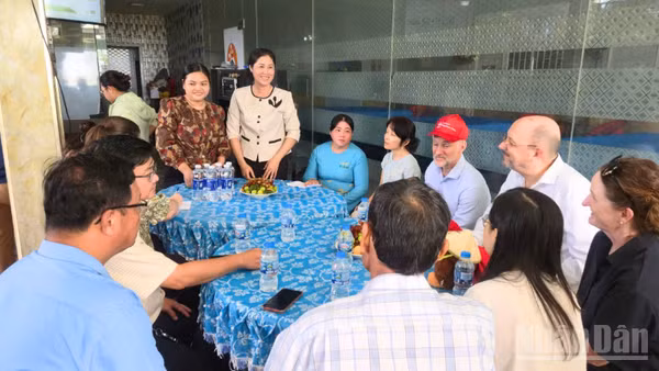 Nhóm Đại sứ gồm Canada, New Zealand, Na Uy và Thụy Sĩ đã đến thăm, trao đổi với Hợp tác xã Nông nghiệp và Dịch vụ Kiến Thành. (Ảnh: VĂN ÚT)