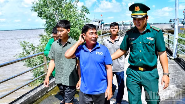 Cán bộ trạm kiểm soát biên phòng Trần Đề, đồn Biên phòng Trung Bình tiếp nhận 4 ngư dân. (Ảnh: VĂN LONG) 