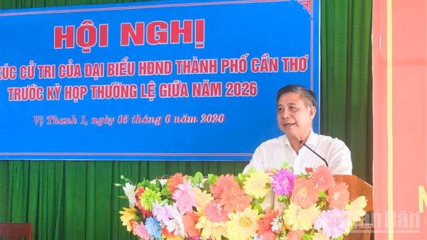 Đồng chí Đồng Văn Thanh, Ủy viên Trung ương Đảng, Phó Bí thư Thường trực Thành ủy, Chủ tịch Hội đồng nhân dân thành phố Cần Thơ phát biểu tại buổi tiếp xúc cử tri.