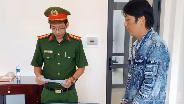 Cơ quan Cảnh sát điều tra tống đạt các quyết định tố tụng đối bị can Công. (Ảnh: VĂN NGOAN)