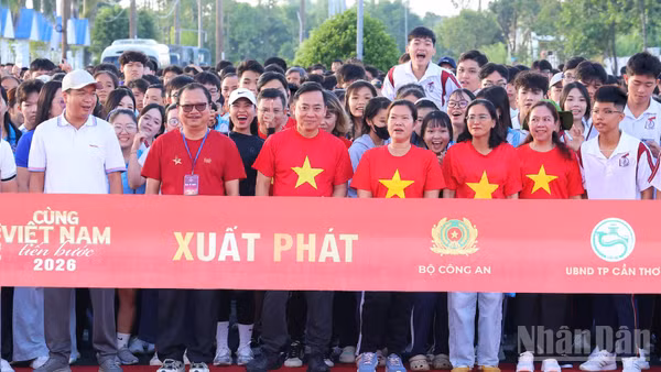 Đại biểu chuẩn bị xuất phát tham gia đi bộ hưởng ứng. (Ảnh: VĂN ÚT)