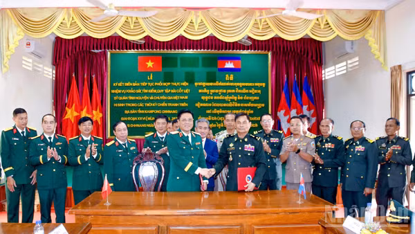 Đoàn công tác làm việc với Ban Chuyên trách tỉnh Kampong Chhnang, Campuchia. (Ảnh: PHONG PHÚ)