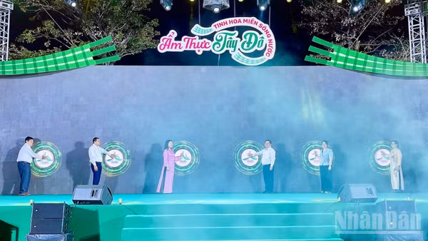Nghi thức khai mạc Tuần lễ Ẩm thực và Công bố Hệ thống du lịch thông minh thành phố Cần Thơ. (Ảnh: VĂN ÚT)