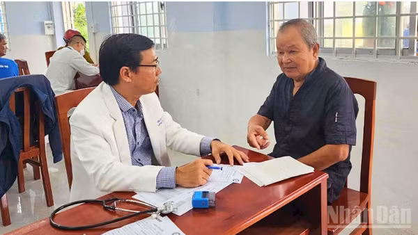 Người dân nên chủ động tham gia bảo hiểm y tế từ sớm để có sự bảo vệ khi cần chăm sóc sức khỏe. (Ảnh: VĂN ÚT)