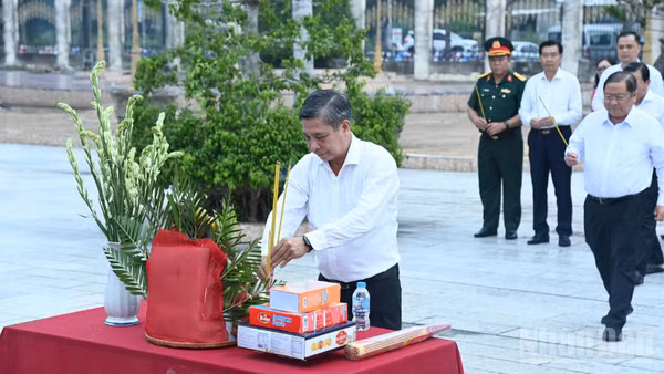 Đồng chí Đồng Văn Thanh, Ủy viên Trung ương Đảng, Phó Bí thư Thường trực Thành ủy, Chủ tịch Hội đồng nhân dân thành phố Cần Thơ dâng hương tại buổi lễ.