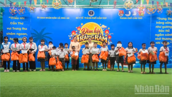 Lãnh đạo thành phố Cần Thơ và đơn vị tài trợ tặng quà cho các em thiếu nhi tham dự chương trình. (Ảnh: VĂN ÚT)