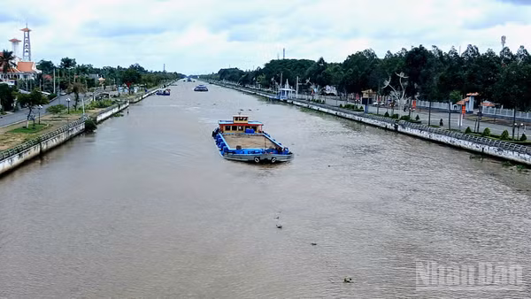 Tuyến kênh xáng Xà No luôn tấp nập phương tiện thủy lưu thông, vận chuyển hàng hóa suốt ngày đêm. (Ảnh: Công an cung cấp)