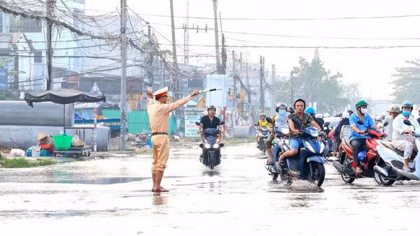 Lực lượng Cảnh sát giao thông điều tiết phương tiện, hướng dẫn người dân lựa chọn hướng di chuyển phù hợp, an toàn. (Ảnh: Công an cung cấp)