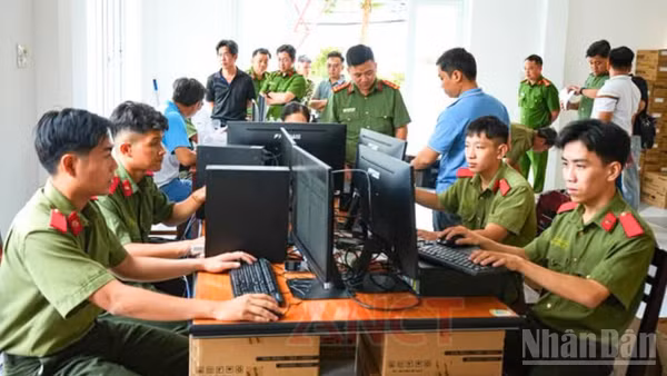 Việc quan tâm cấp phát kịp thời máy móc, trang thiết bị góp phần đáp ứng mục tiêu chuyển đổi số toàn diện trong công tác Công an. (Ảnh: VĂN ÚT)