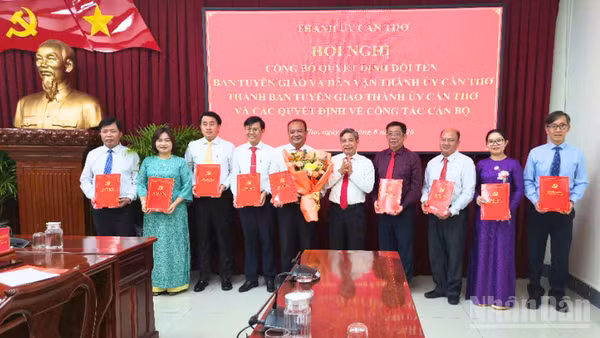 Đồng chí Đồng Văn Thanh, Ủy viên Trung ương Đảng, Phó Bí thư Thường trực Thành ủy, Chủ tịch Hội đồng nhân dân thành phố Cần Thơ trao Quyết định về công tác cán bộ. (Ảnh: VĂN ÚT)