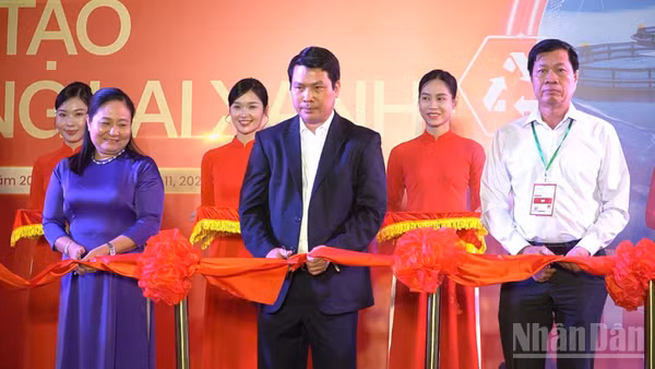 Nghi thức khai mạc Hội chợ triển lãm quốc tế công nghệ nông nghiệp và môi trường (VietAgros 2026). 