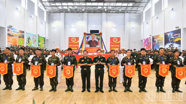 Thủ trưởng Bộ Tư lệnh Quân khu tặng Cờ lưu niệm cho các đoàn vận động viên. (Ảnh: HỮU TÀI)