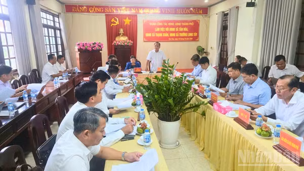 Quang cảnh buổi làm việc. (Ảnh: VĂN ÚT)