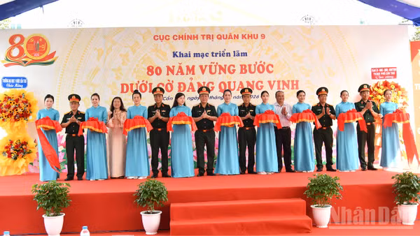 Thủ trưởng Bộ Tư lệnh Quân khu và đại biểu cắt băng khai mạc. (Ảnh: HỮU TÀI)