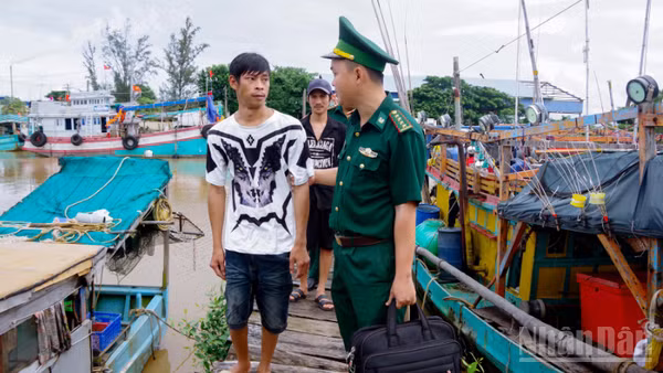 Cán bộ đồn Biên phòng Trung Bình tiếp nhận 5 ngư dân từ tàu cá CM-08032-TS. (Ảnh: VĂN LONG)