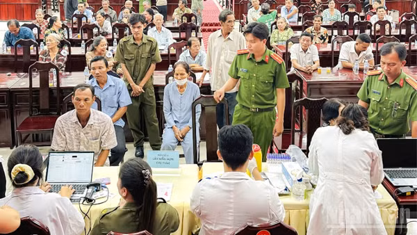 Thân nhân liệt sĩ đến lấy mẫu sinh phẩm ADN tại các địa điểm. (Ảnh: Công an cung cấp)