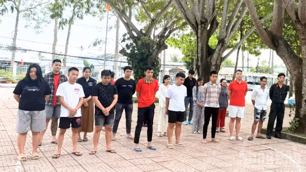 Các đối tượng có liên quan đến đường dây lừa đảo tại thời điểm bị phát hiện. (Công an cung cấp)