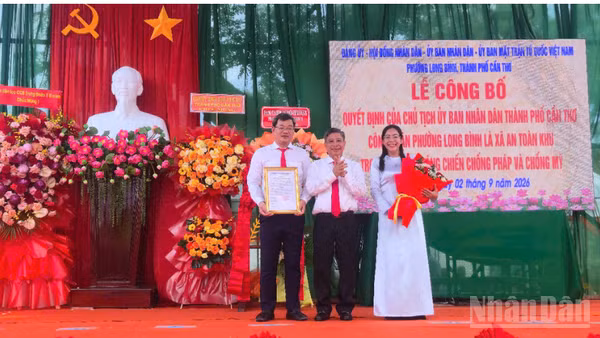 Đồng chí Đồng Văn Thanh, Ủy viên Trung ương Đảng, Phó Bí thư Thường trực Thành ủy, Chủ tịch Hội đồng nhân dân thành phố Cần Thơ trao Quyết định công nhận phường Long Bình là xã An toàn khu. (Ảnh: VĂN ÚT)