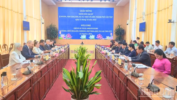Quang cảnh buổi làm việc. (Ảnh: VĂN ÚT)